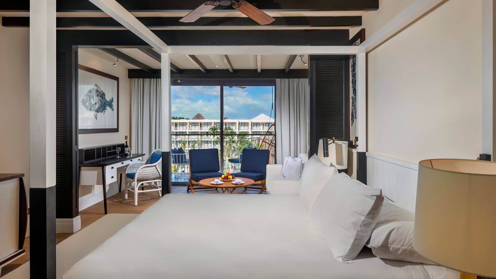 rooms-junior-suite-el-beso-pool-view