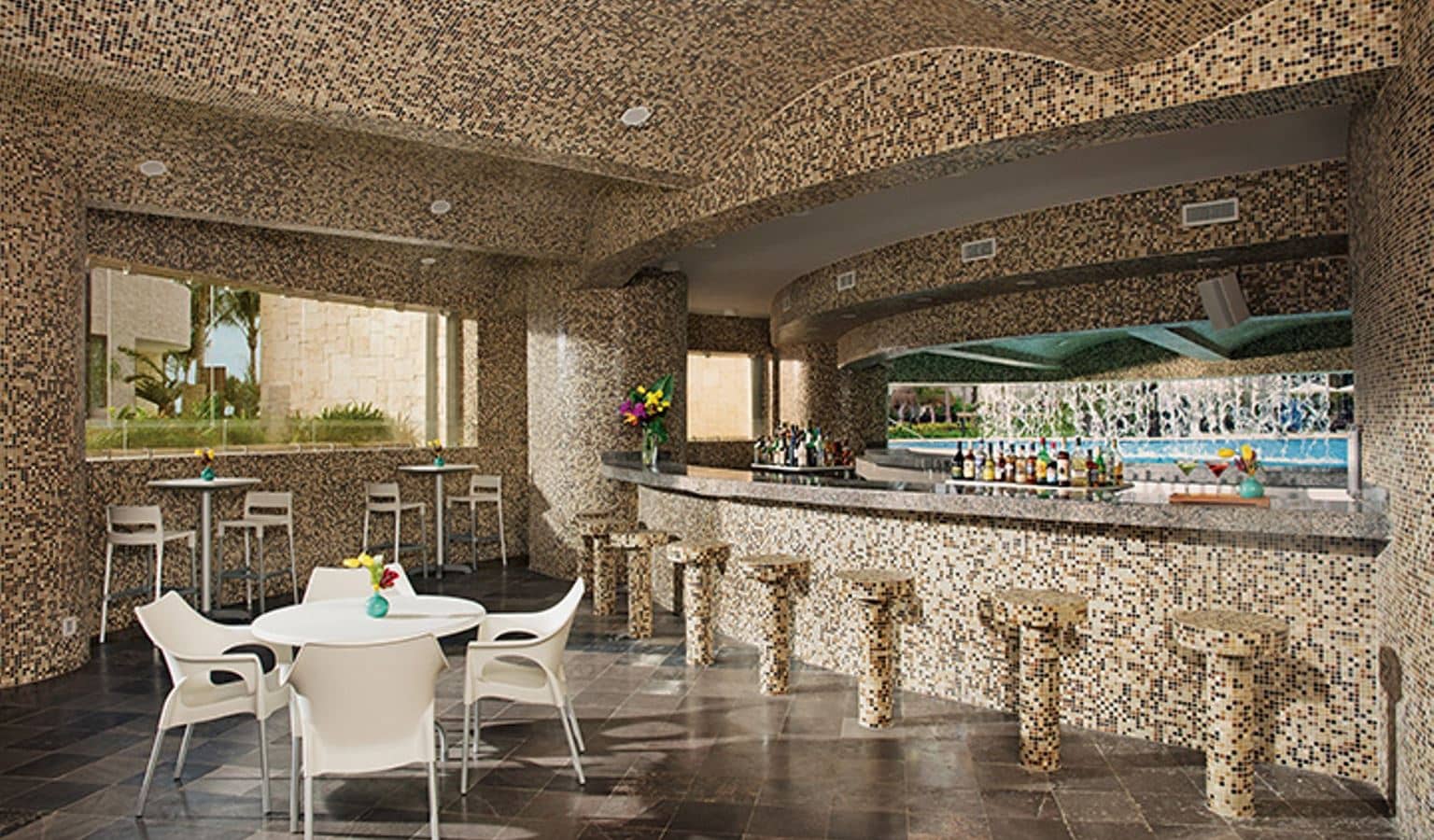 bars-the-grotto-swimup-bar
