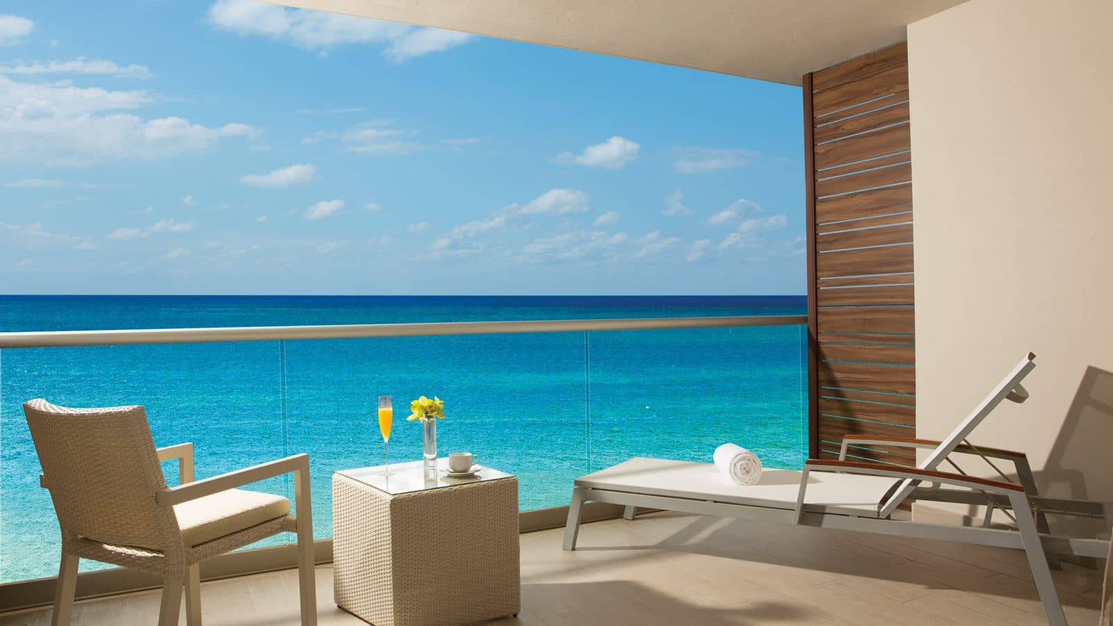 rooms-xhale-club-junior-suite-ocean-front-whirlpool