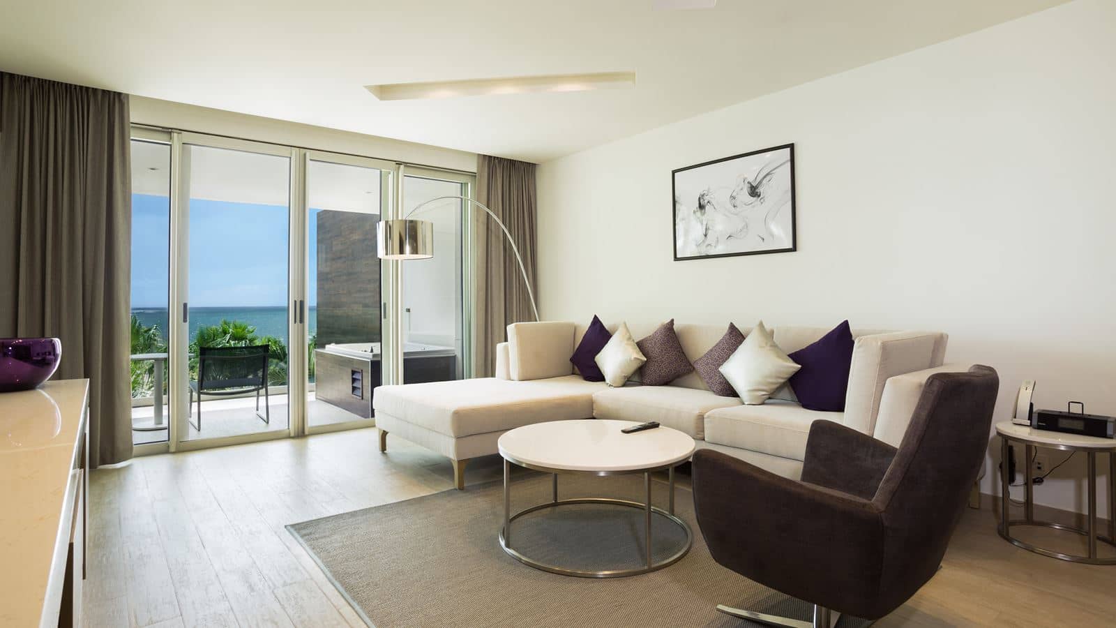 rooms-xhale-club-junior-suite-swim-out-ocean-front
