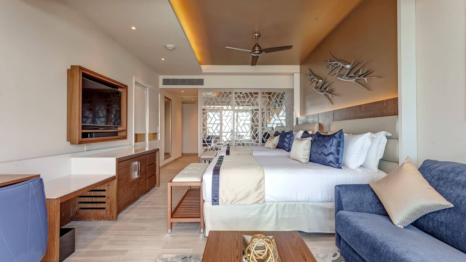 rooms-luxury-junior-suite-sunset-view-diamond-club