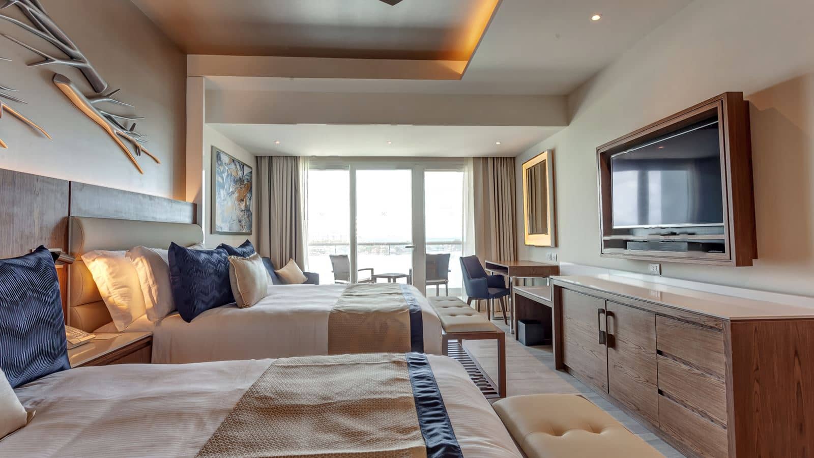 rooms-luxury-junior-suite-ocean-front-diamond-club