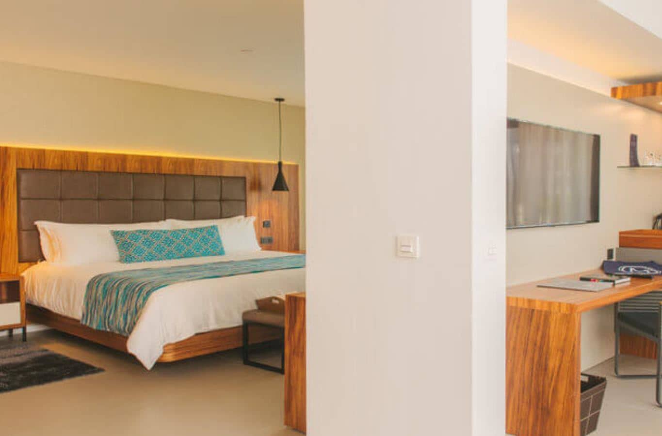 rooms-elegance-club-one-bedroom-suite-outdoor-jacuzzi