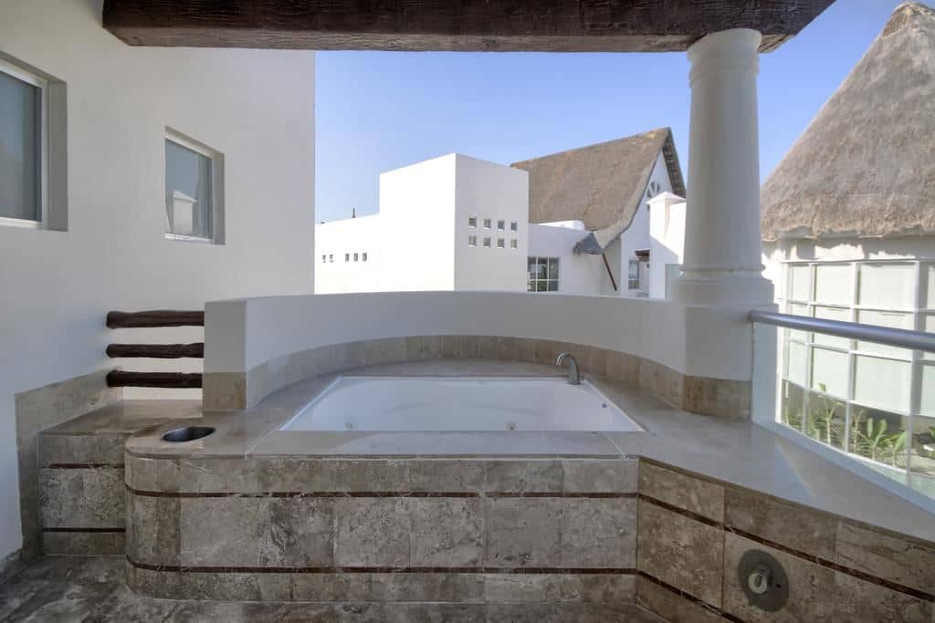 rooms-luxury-jacuzzi-suite-garden-view