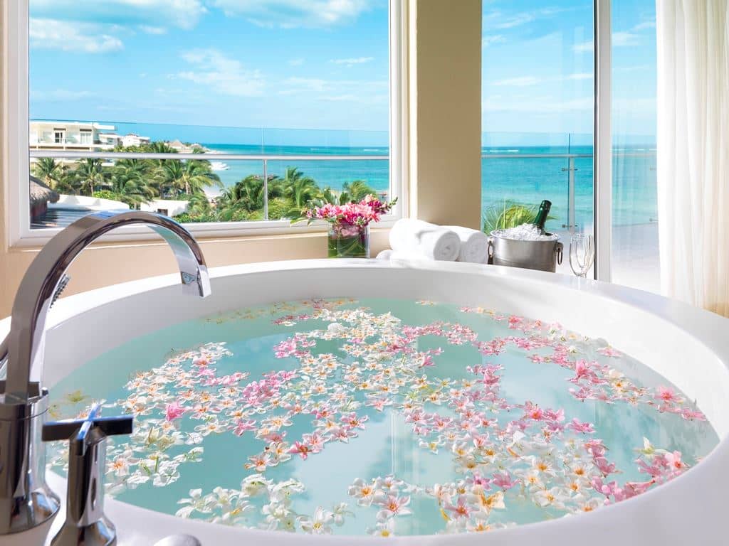 rooms-honeymoon-oceanfront-suite
