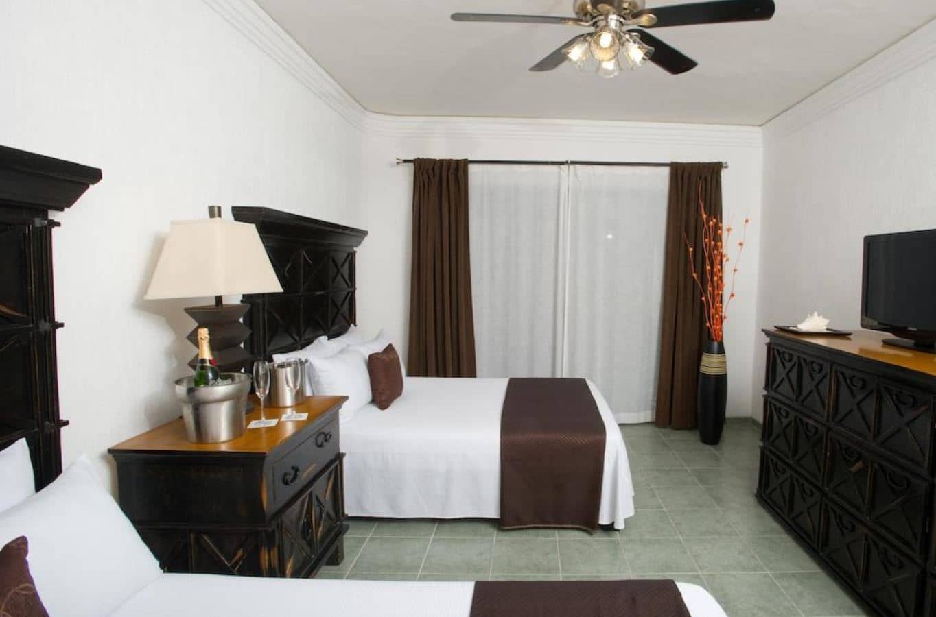 rooms-colonial-room