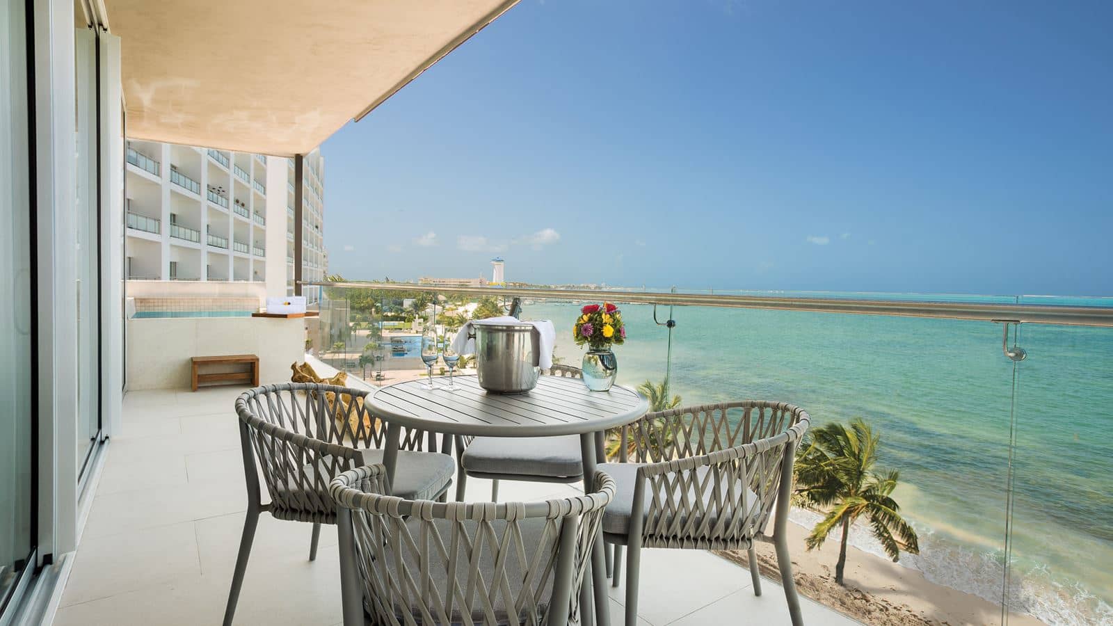 rooms-preferred-club-master-suite-ocean-front--adults-only-18+