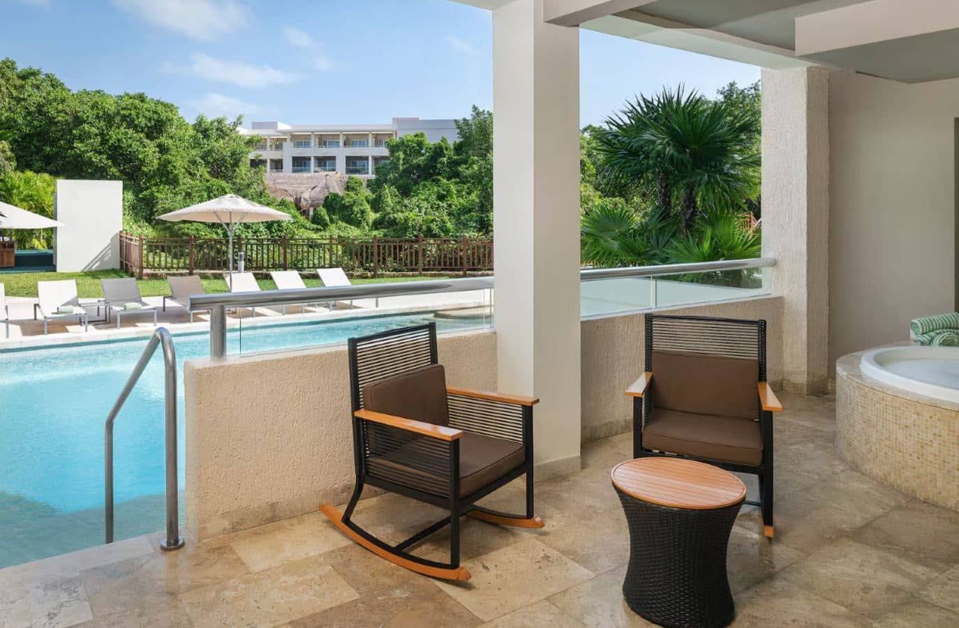 rooms-family-concierge-master-suite-swim-up