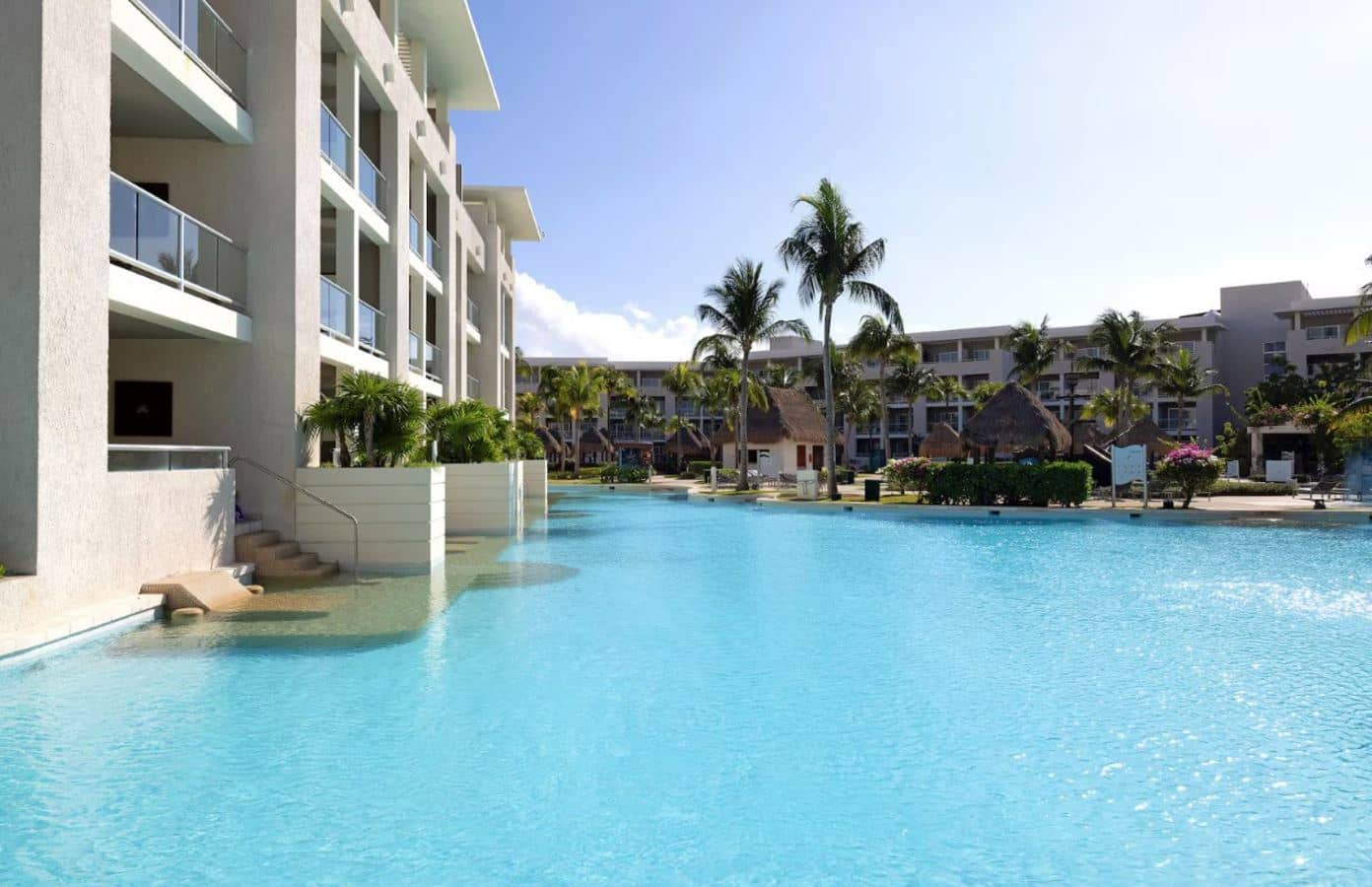 rooms-family-concierge-suite-swim-up