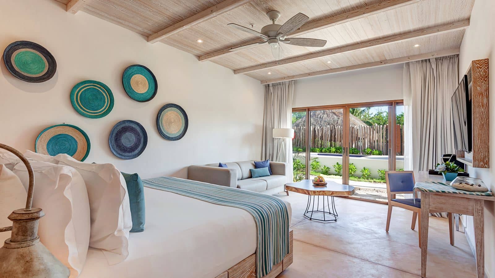 rooms-deluxe-junior-suite-pool-view