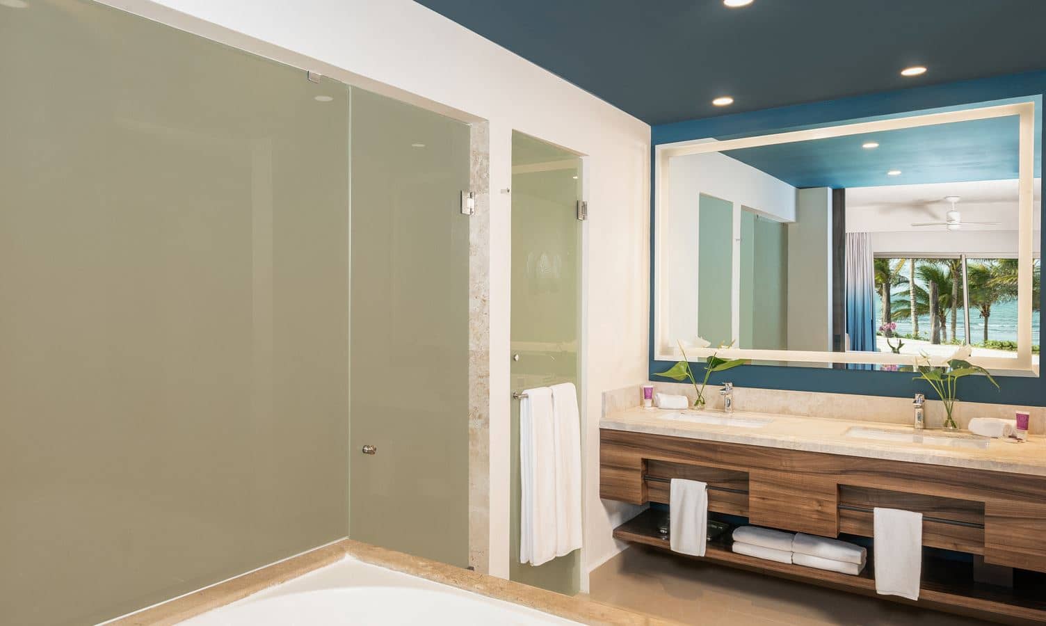 rooms-club-ocean-front-junior-suite-pool-walkout