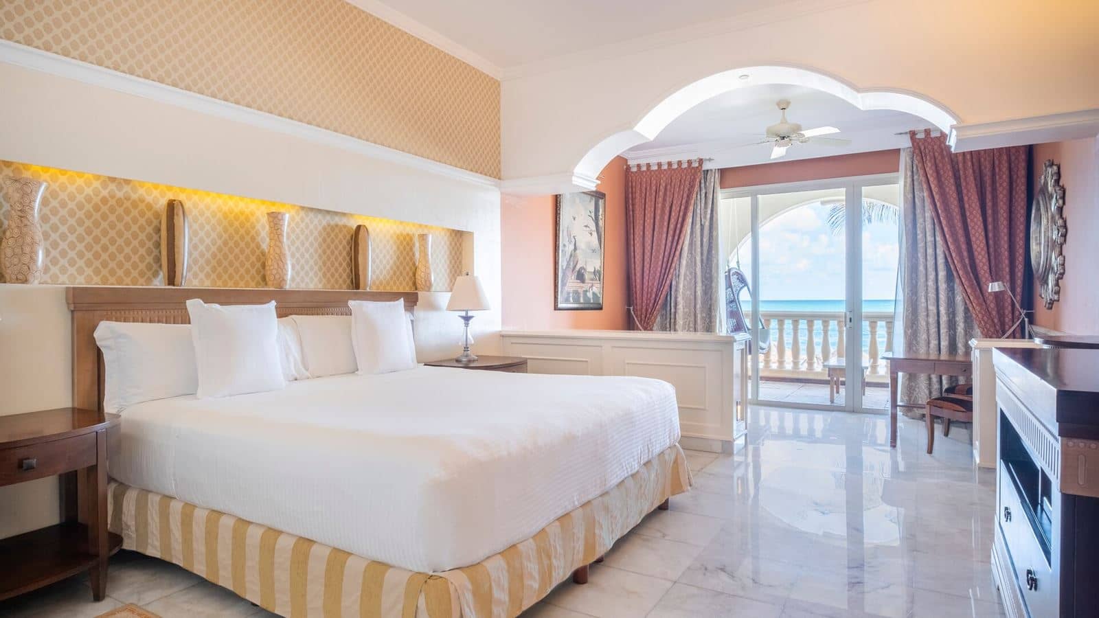 rooms-suite-pool-view