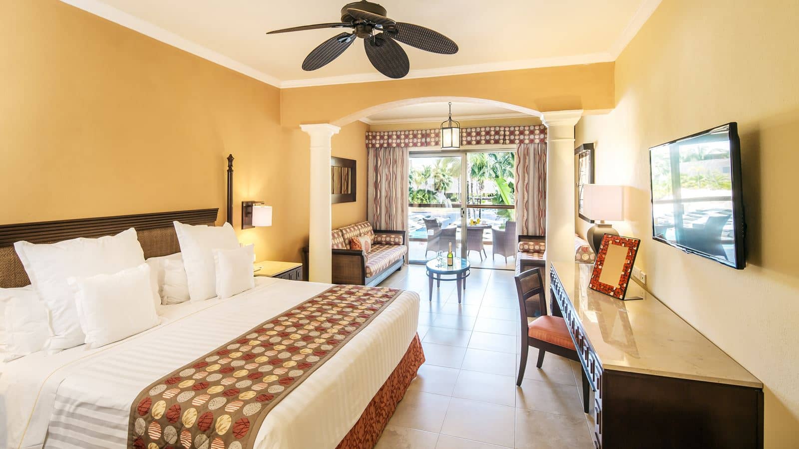 rooms-junior-suite-premium-level-pool-view