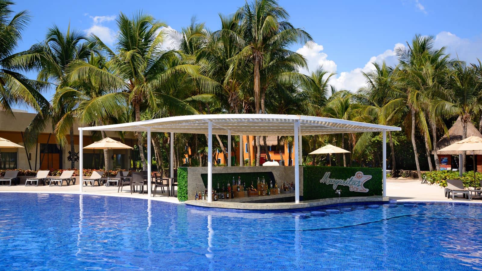 bars-margaritas-swim-up-bar-at-the-pool