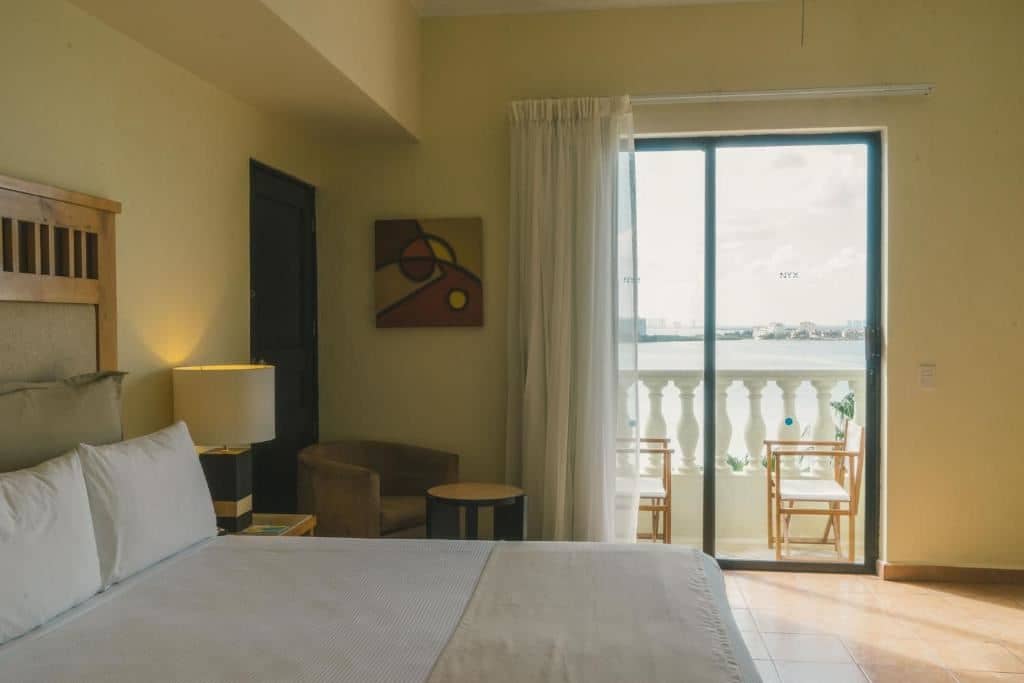 rooms-deluxe-room