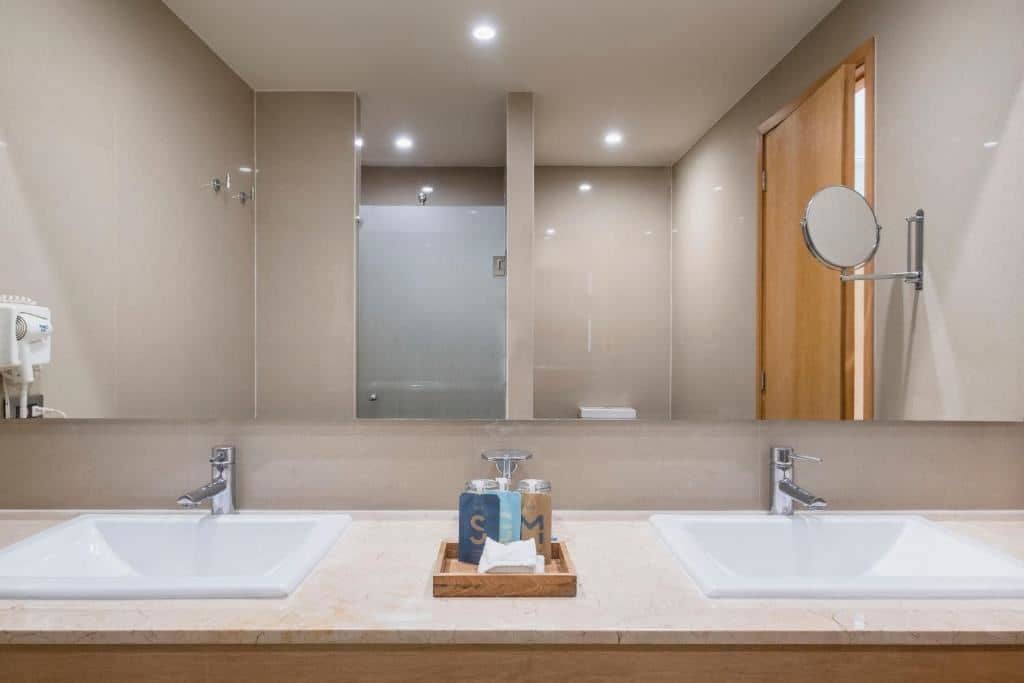 rooms-master-suite