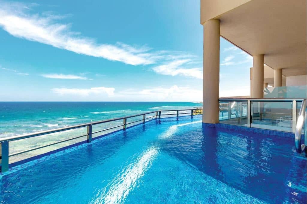 rooms-oceanfront-swim-up-suite