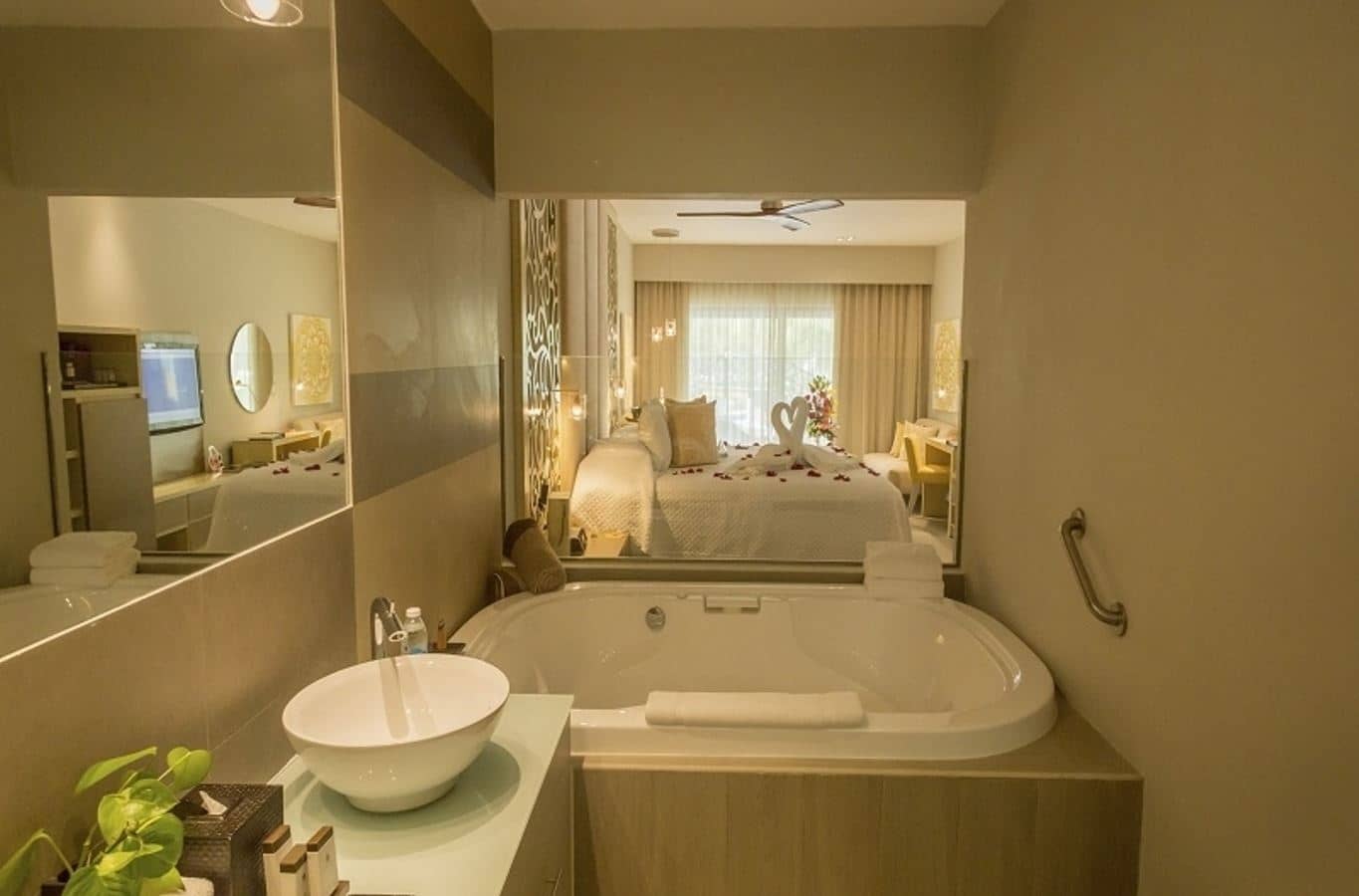 rooms-beach-front-honeymoon-suite
