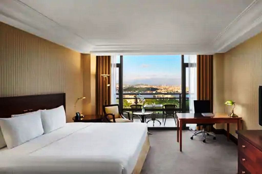rooms-guest-room-with-city-view