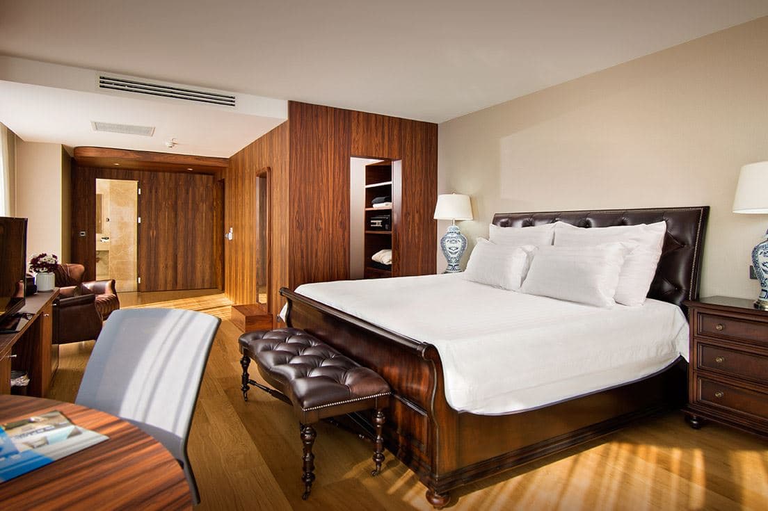 rooms-deluxe-room