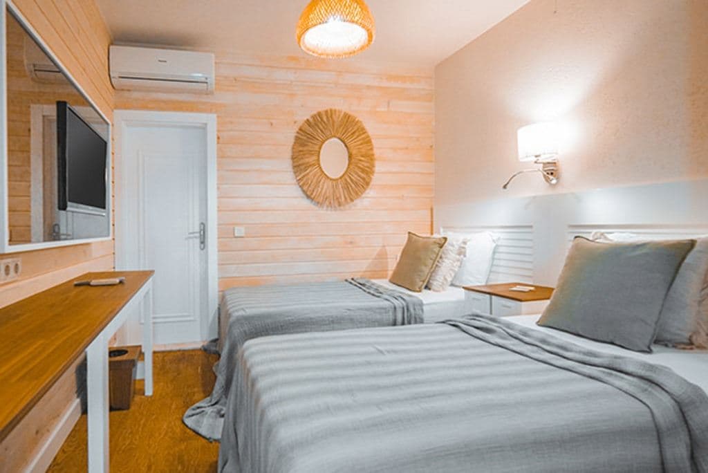 rooms-kumquat-room