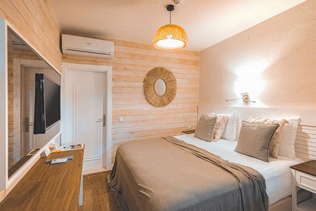 rooms-kumquat-room