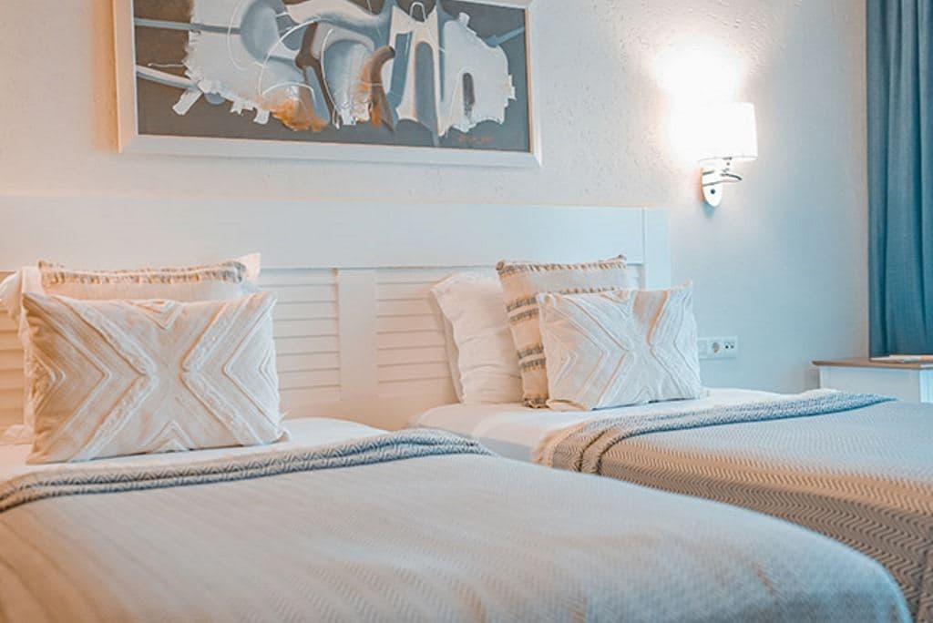 rooms-orange-family-connection-suite