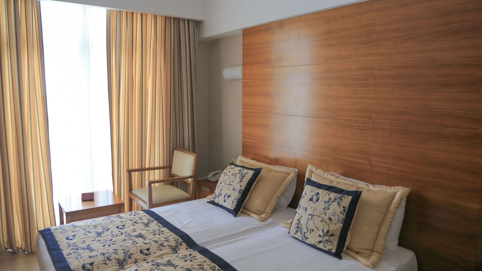 rooms-standart-room-land-view-with-balcony