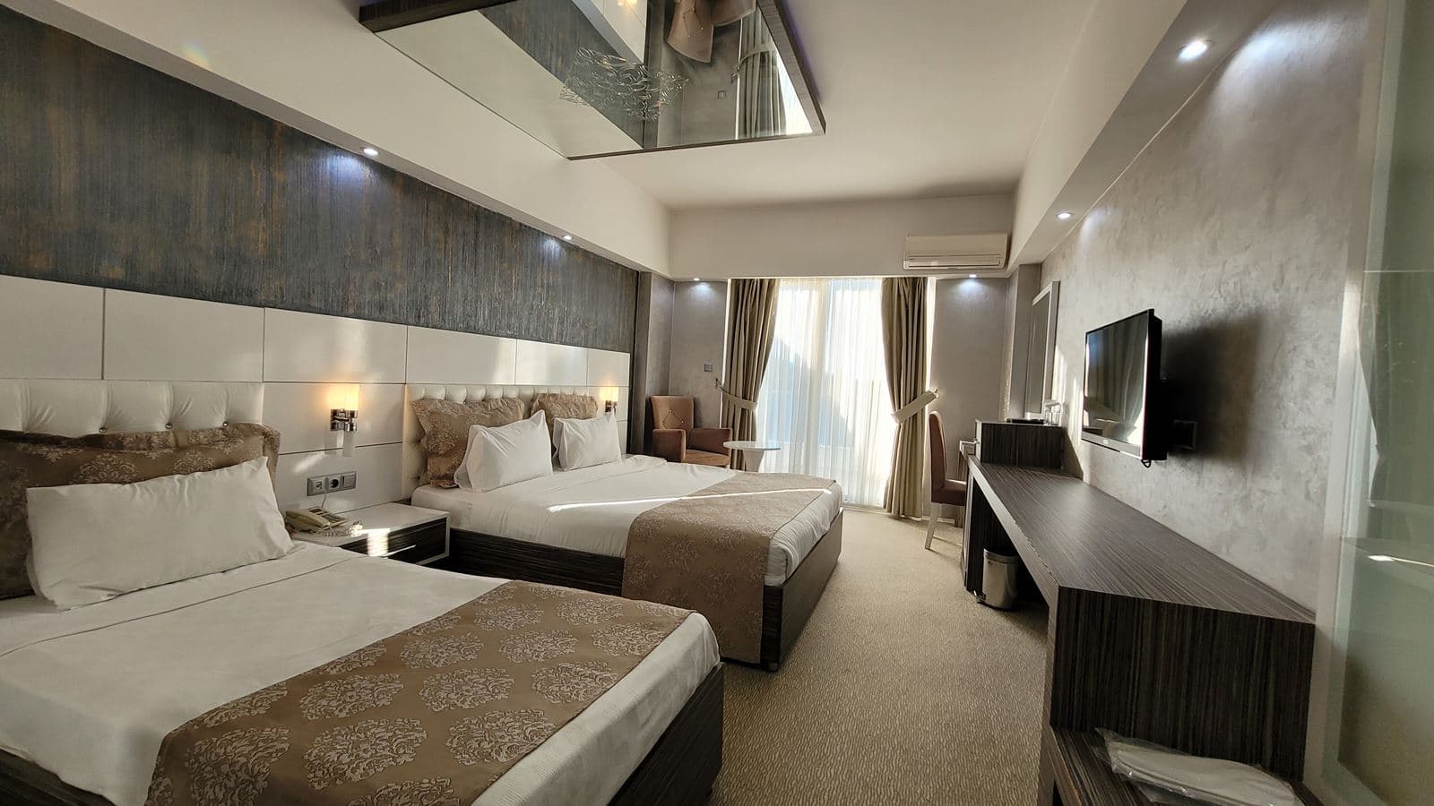 rooms-deluxe-room