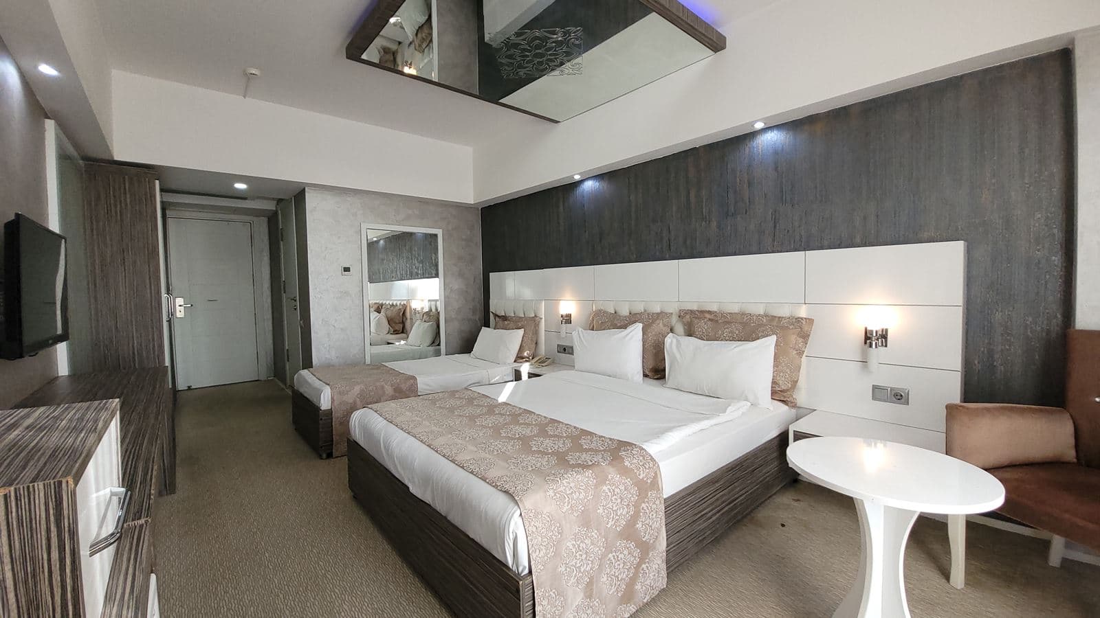 rooms-deluxe-room