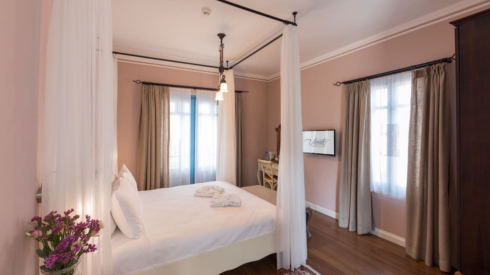rooms-deluxe-room
