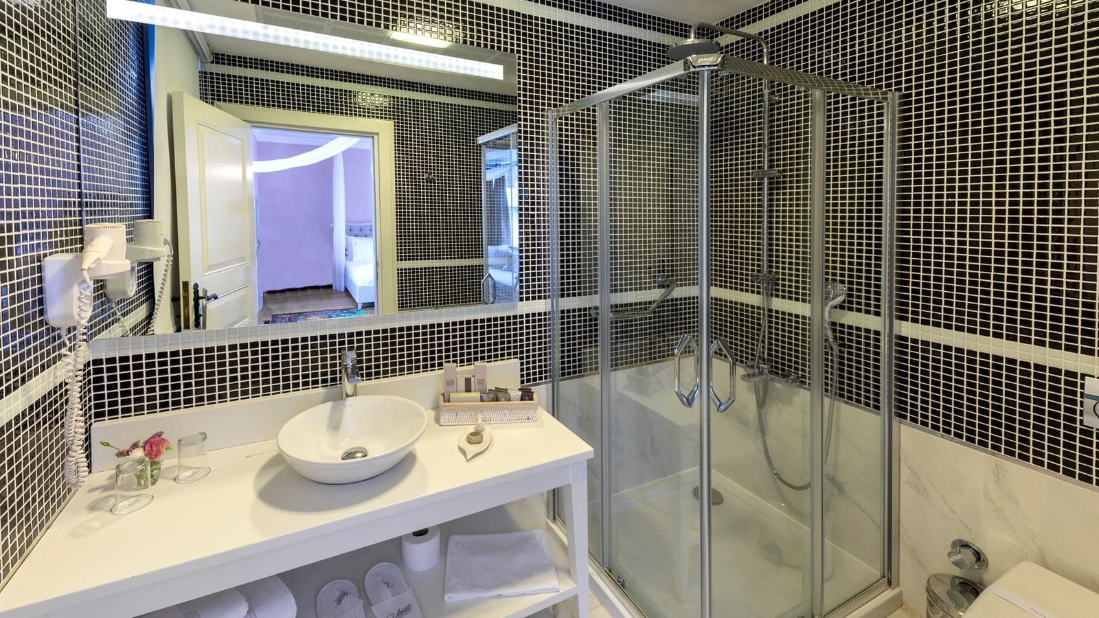 rooms-deluxe-room-bay-window