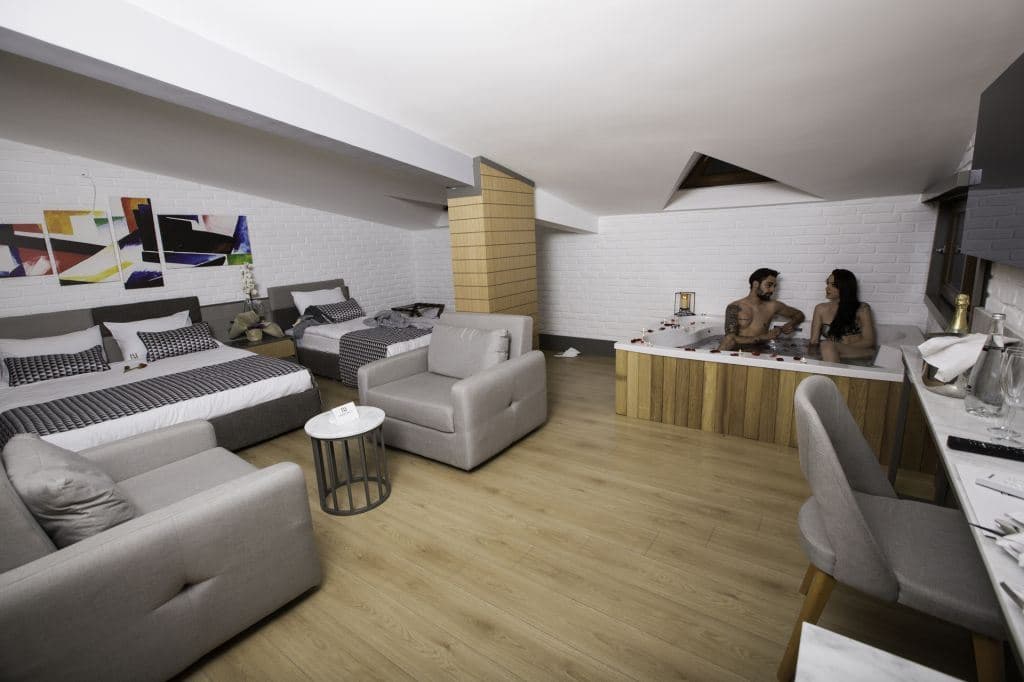 rooms-suite-with-spa-bath