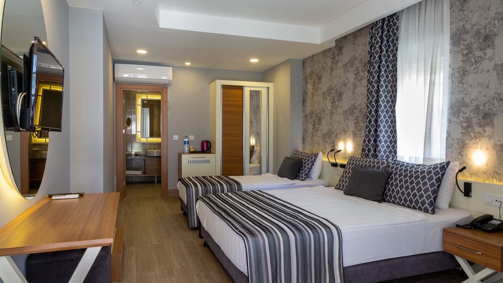 rooms-deluxe-pool-suite