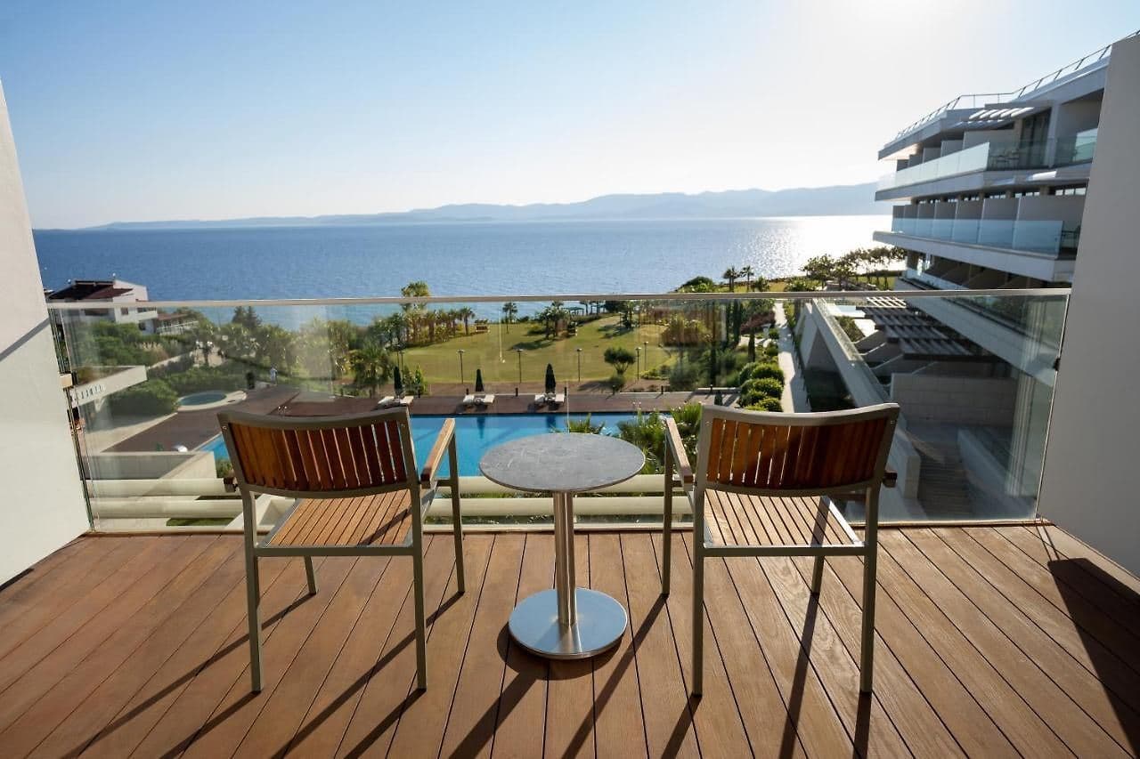rooms-deluxe-room-seaview-with-balcony