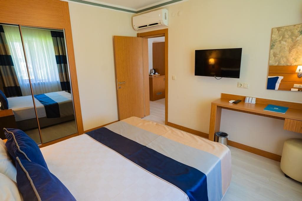 rooms-family-room-with-2-bedrooms-2-bathrooms