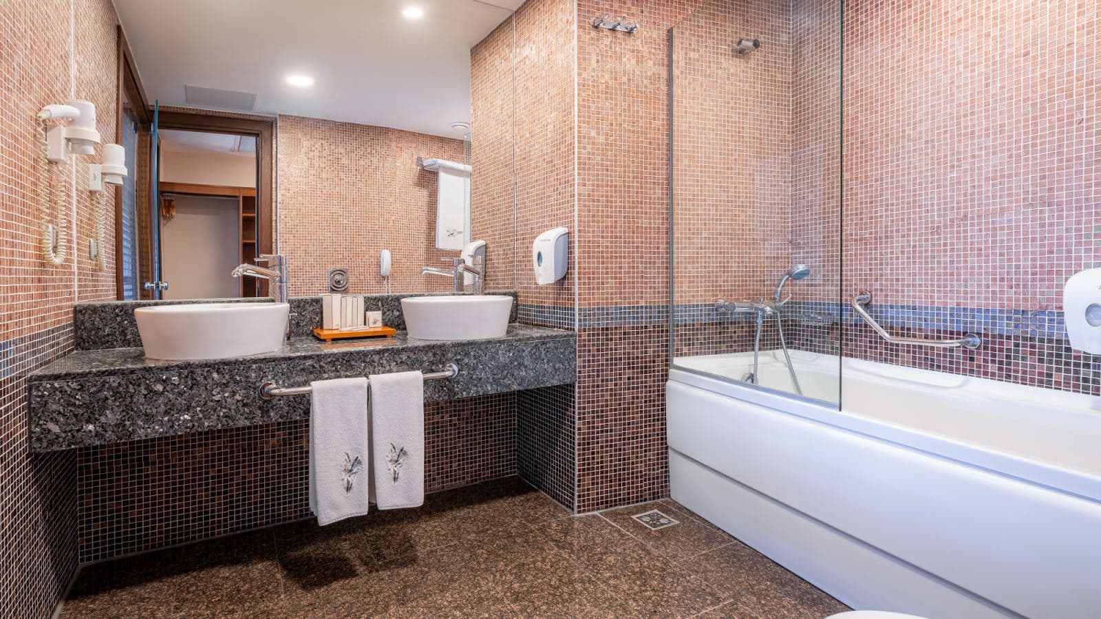 rooms-hills-suite-room