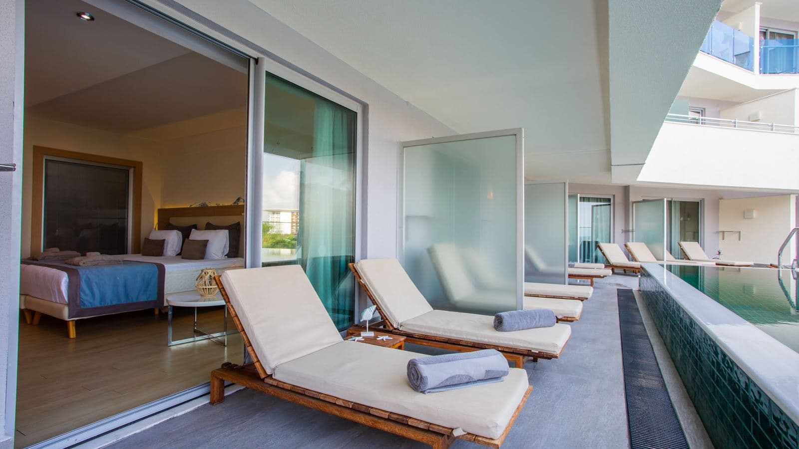 rooms-pool-access