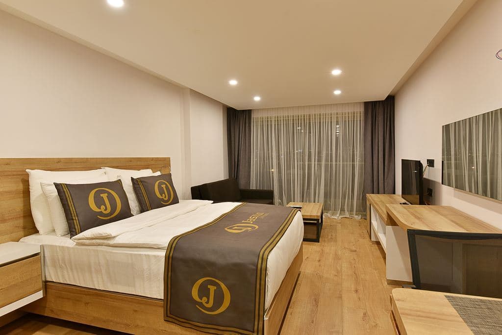 rooms-studio-roomgarden-or-pool-view