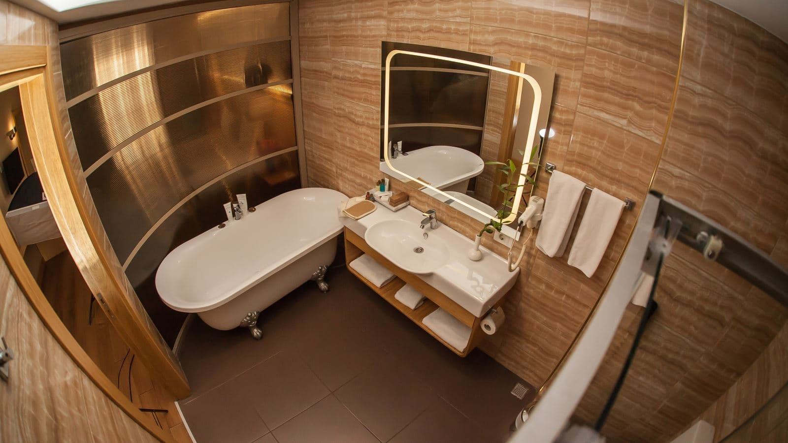 rooms-deluxe-room