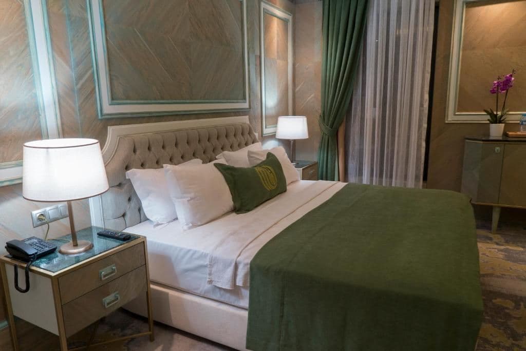 rooms-standard-king-room