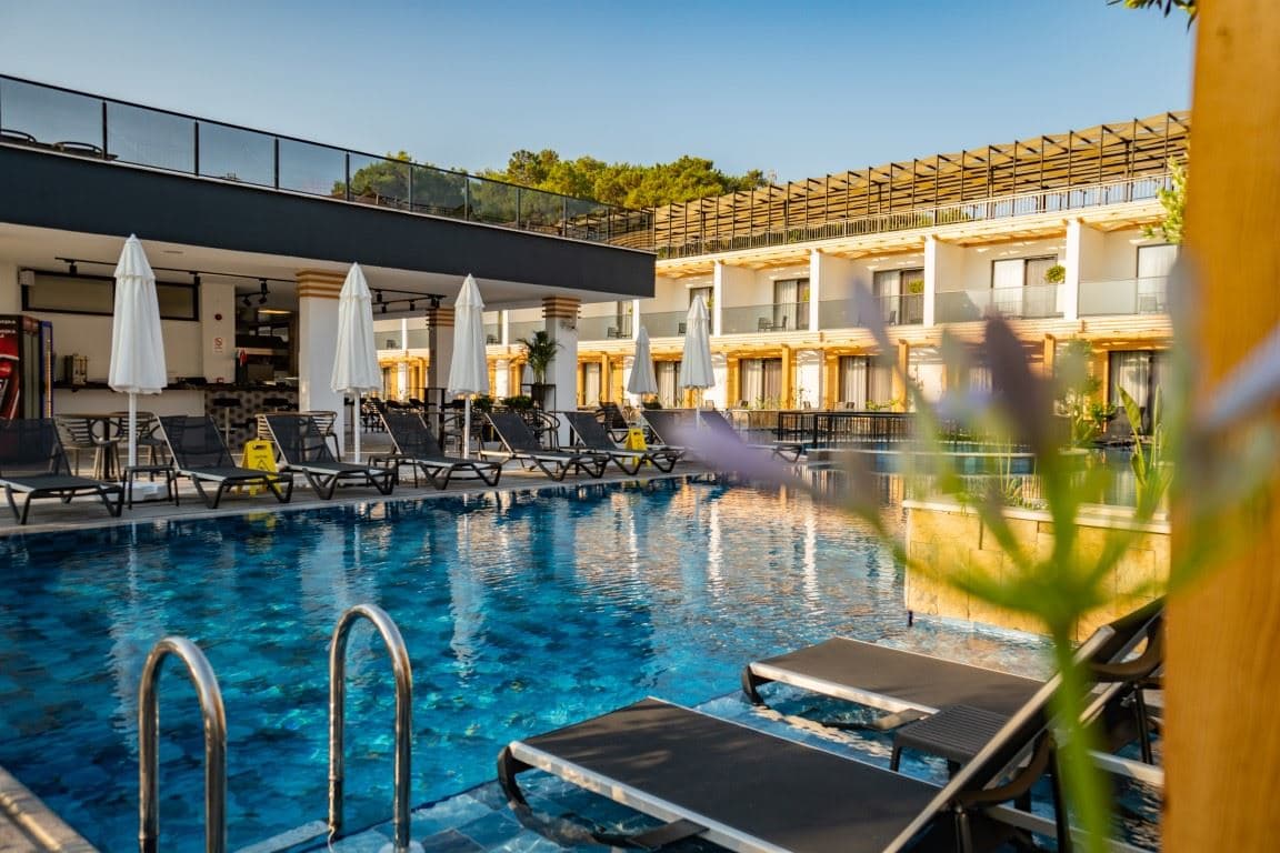 rooms-deluxe-swim-up-room