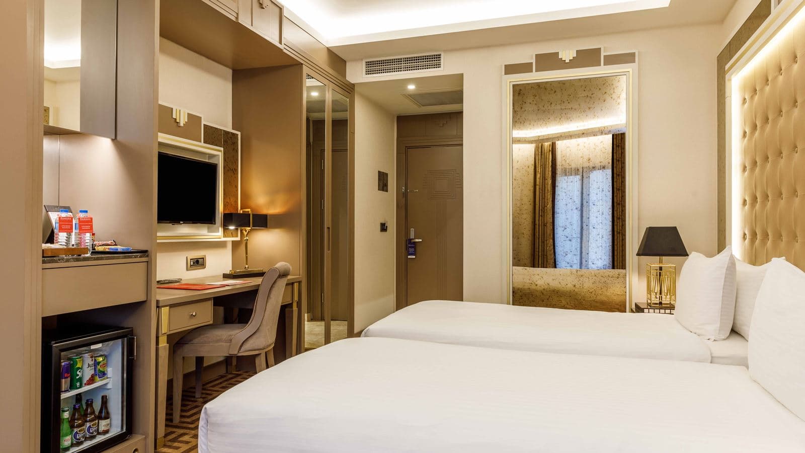 rooms-family-room-sea-view