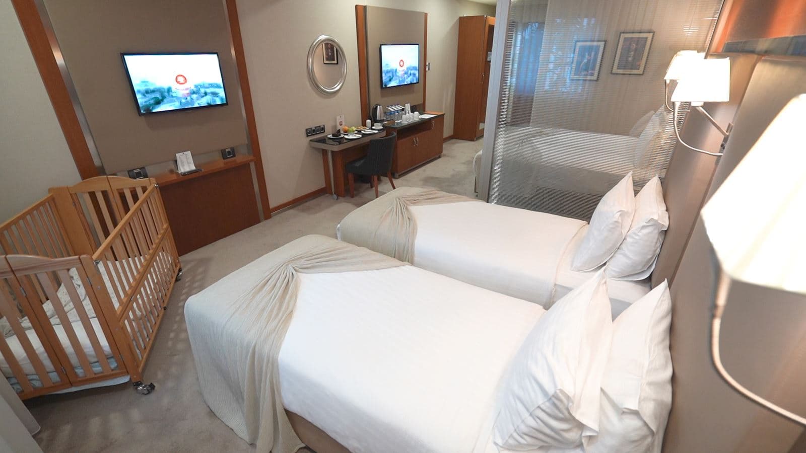 rooms-family-suit