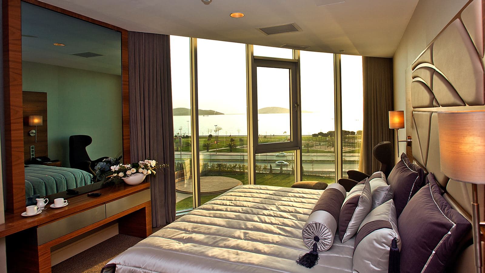 rooms-suite-king-size-bed