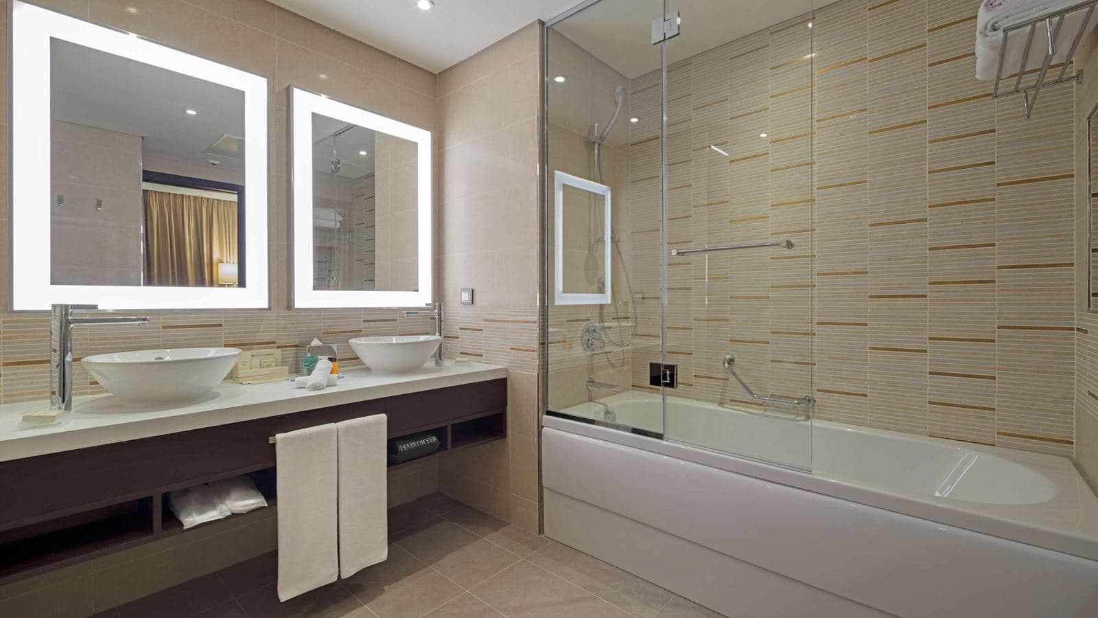 rooms-family-room-queen-size-bed