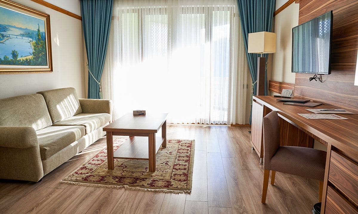 rooms-deluxe-suit