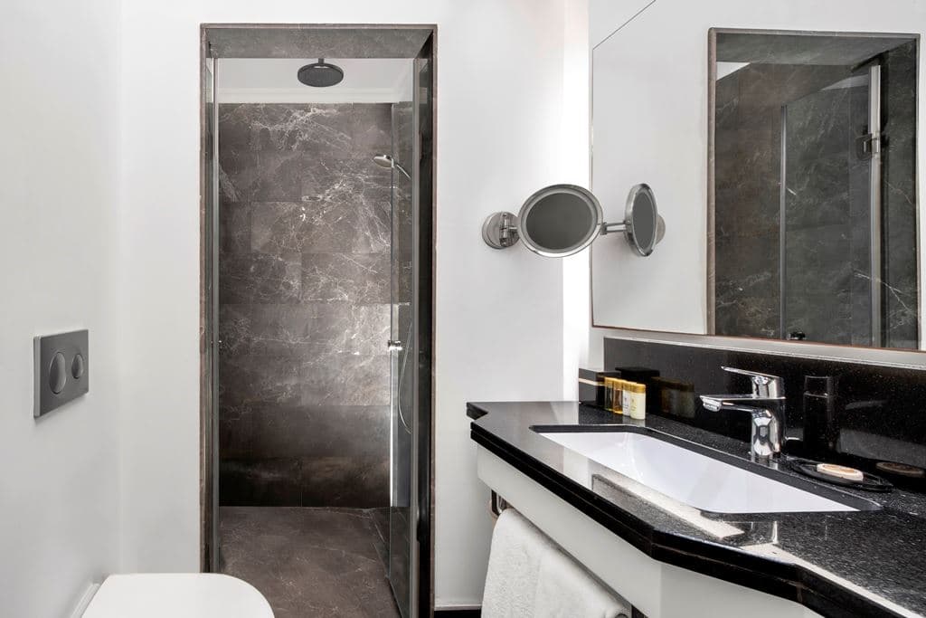 rooms-deluxe-double-room-queen-bed
