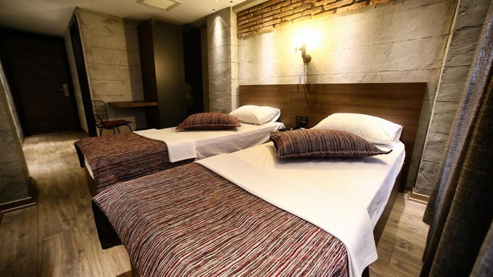 rooms-quadruple-with-double-bed