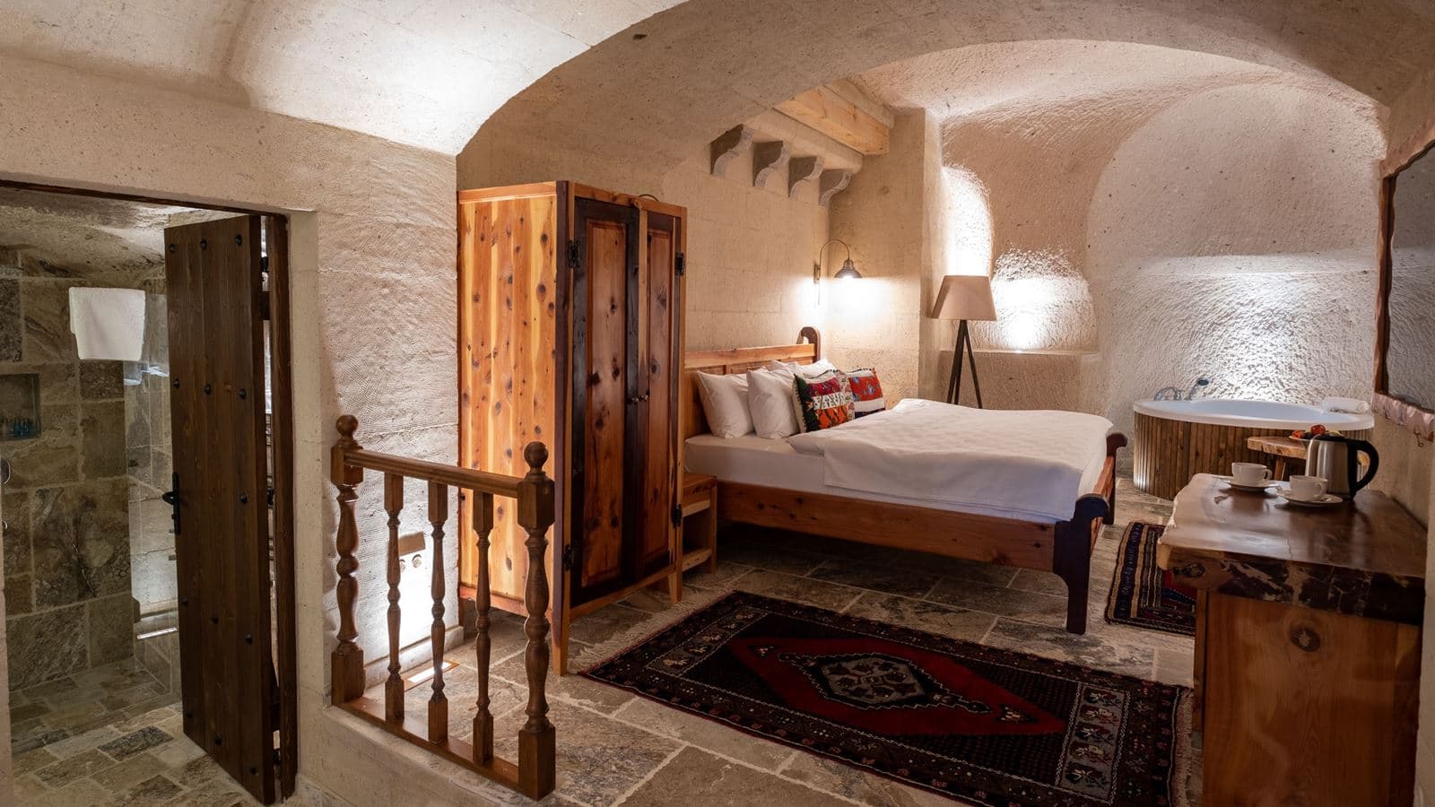 rooms-deluxe-cave-room